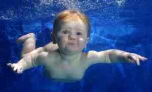 baby onder water